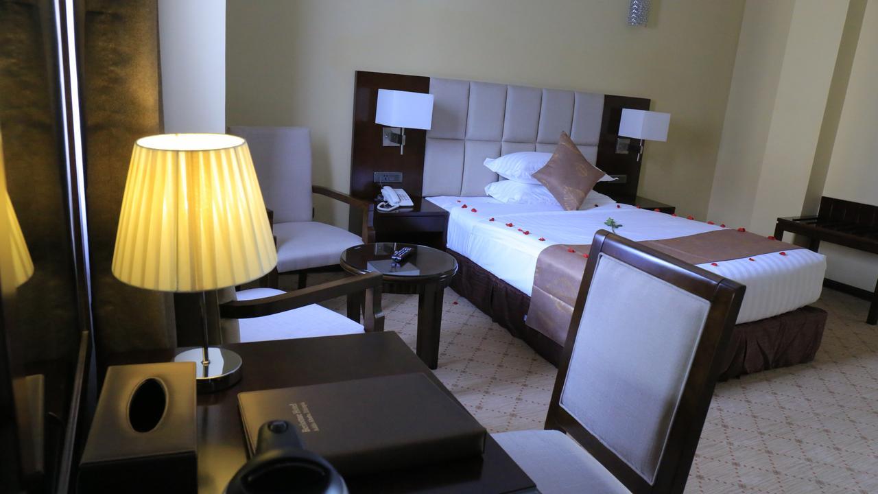 Berlottue Hotel Addis Abeba Esterno foto