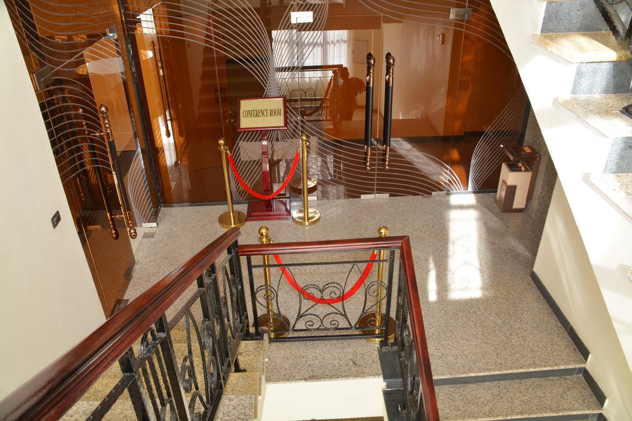 Berlottue Hotel Addis Abeba Esterno foto